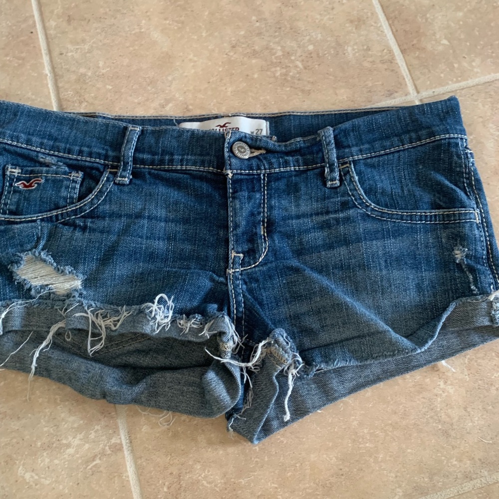 Hollister destructed Jean shorty short size 5
